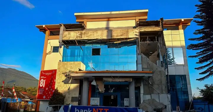 A 7.7-magnitude earthquake strikes off the coast of Indonesia, causing buildings to collapse and killing at least 5 people nationally.

 G trends