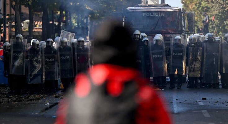 Albanian police fired rubber bullets as student demonstrators called on the prime minister to resign

 G trends