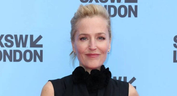Gillian Anderson clears up comments about “distracting” fans

 G trends